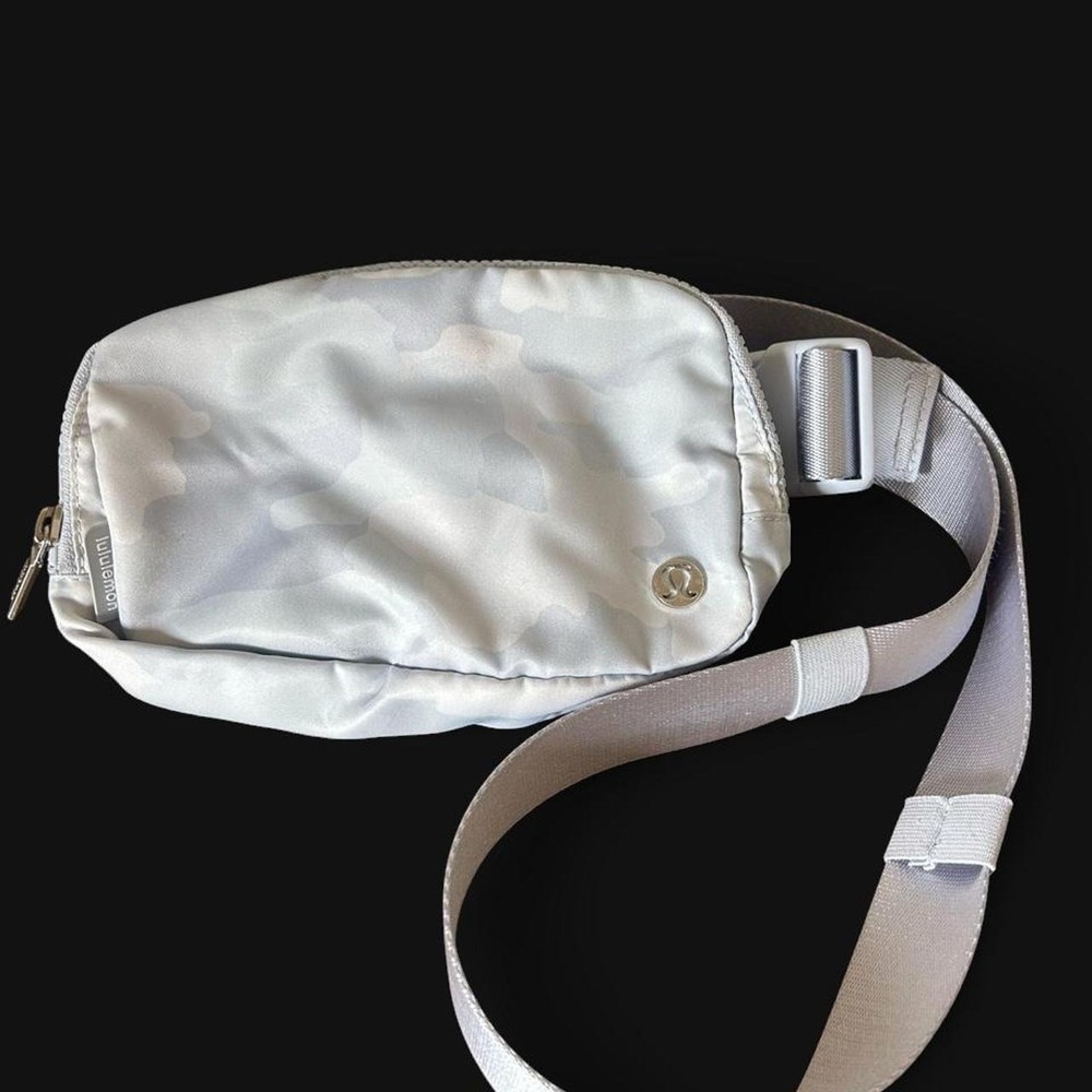 Lululemon everywhere Belt Bag white camo